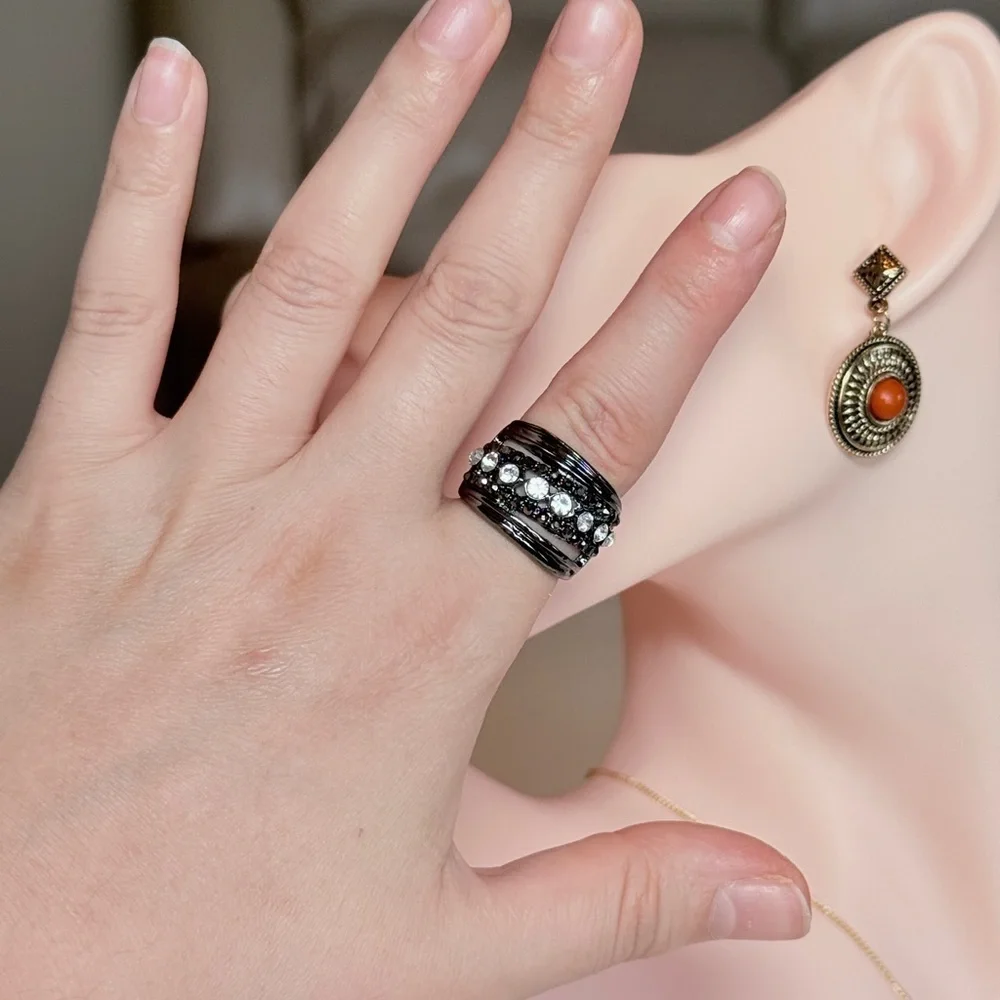 ⚜️ Elegant Black and Silver Crystal Ring